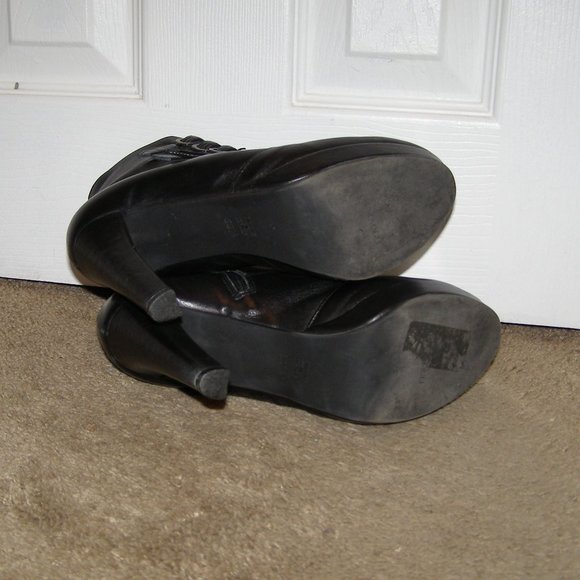 EUC size 39 US 8.5 Bruno Magli Black Leather platform pumps - Picture 6 of 9